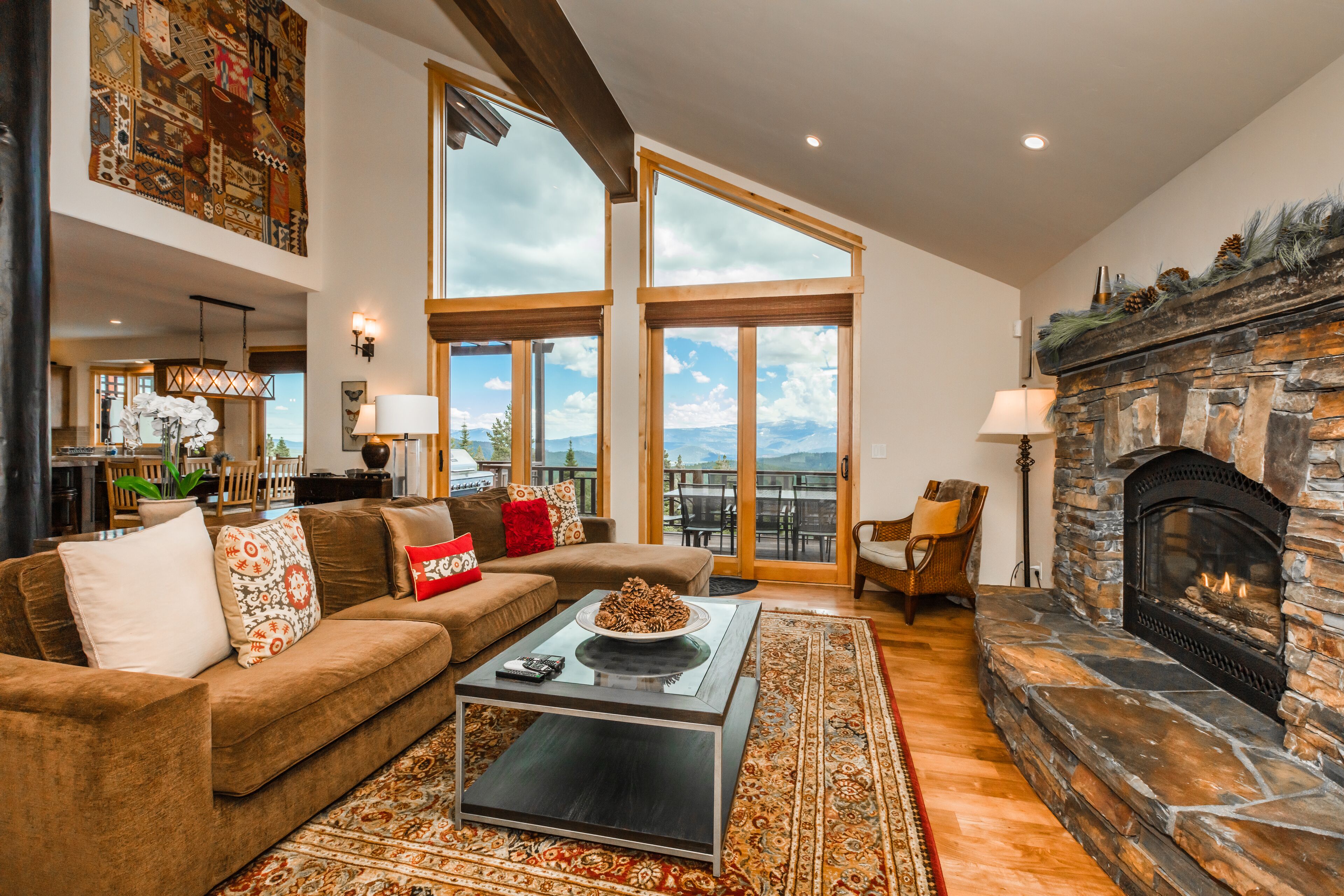 Een televisie, een open haard, videogames en tafelvoetbal