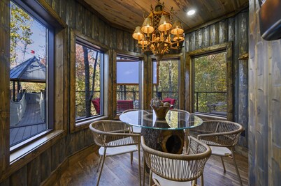 Treetopia Treehouse!Waterfall!3Story Slide!OutdoorBed!Nest Hottub!Sauna!