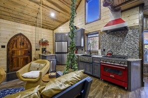 冷蔵庫、電子レンジ、オーブン、コンロ