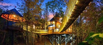 Treetopia Treehouse!Waterfall!3Story Slide!OutdoorBed!Nest Hottub!Sauna!