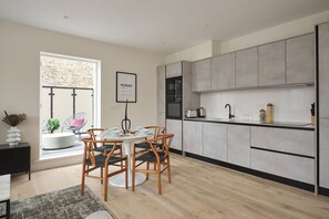 2-bedroom 2 bathroom | Eget kök | Stort kylskåp, mikrovågsugn, ugn och spishäll
