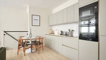 3-bedroom 3 bathroom | Private kitchen | Full-size fridge, microwave, oven, stovetop