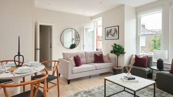 2-bedroom 2 bathroom | Living area | 42-inch Smart TV with cable channels, TV, Netflix