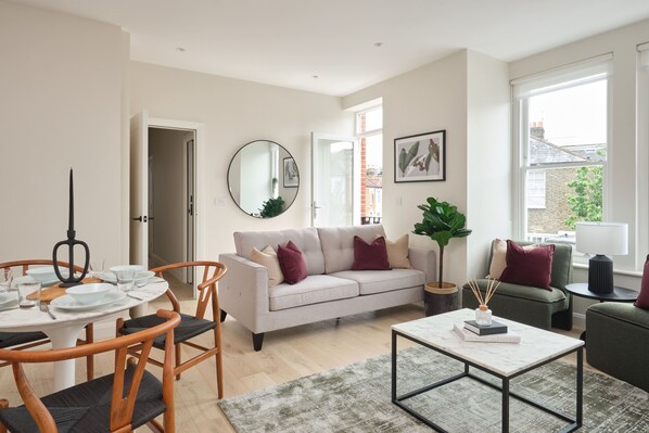 2-bedroom 2 bathroom | Coin séjour | TV connectée de 42 pouces avec chaînes par câble, télévision, Netflix