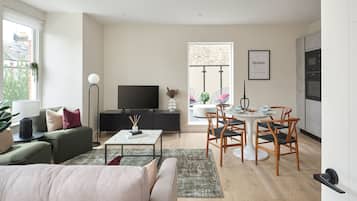 2-bedroom 2 bathroom | Living area | 42-inch Smart TV with cable channels, TV, Netflix