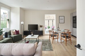 2-bedroom 2 bathroom | Vardagsrum | 42-tums smart-tv med kabelkanaler, tv och Netflix