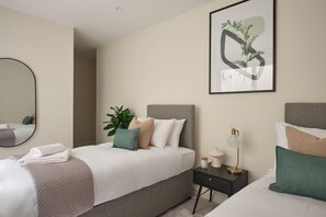 3-bedroom 3 bathroom | Zimmersafe, laptopgeeigneter Arbeitsplatz, schallisolierte Zimmer