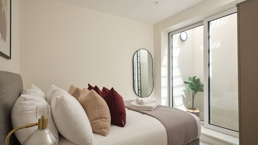 Fulham Hestercombe House by Viridian Apartments