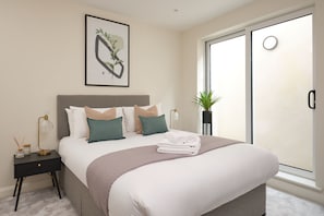 In-room safe, laptop workspace, soundproofing, iron/ironing board - Fulham  Hestercombe House by Viridian Apartments (London)