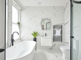 2-bedroom 2 bathroom | Banheiro | Produtos de toalete grátis, secador de cabelo, toalhas de banho 