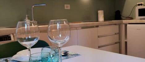 Cafetière/bouilloire, batterie de cuisine, vaisselle et ustensiles