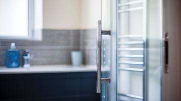 Een douche, een haardroger, handdoeken