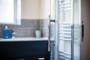 Shower, hair dryer, towels - Myrtle - 1 Bedroom Apartment - Saundersfoot (Saundersfoot)