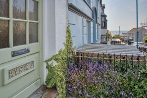 Front of property - Myrtle - 1 Bedroom Apartment - Saundersfoot (Saundersfoot)