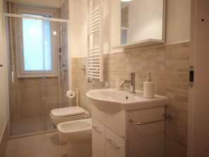 Shower, hair dryer, bidet, towels - Designer studio apartment very convenient with metro (Milano)