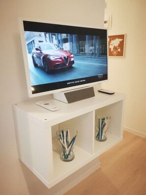 Interior - Designer studio apartment very convenient with metro (Milano)