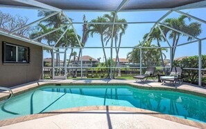 A heated pool - Feeling TipSea - Boat Dock - Living and Family Roo (Cape Coral)