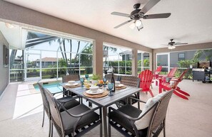 屋外ダイニングエリア