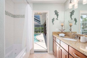 浴槽、ヘアドライヤー、タオル