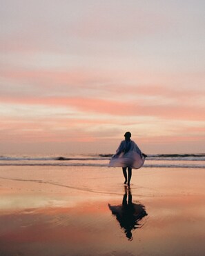 In Strandnähe, weißer Sandstrand, 10 Strandbars