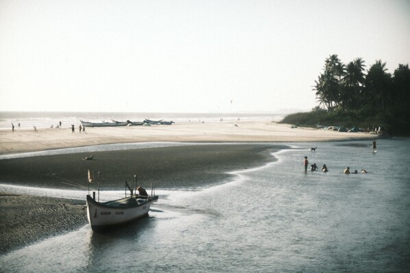 Beach nearby, white sand, 10 beach bars