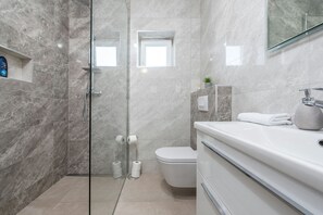 Vila, 4 kamar tidur, kolam renang pribadi, pemandangan gunung | Kamar mandi | Shower dan handuk