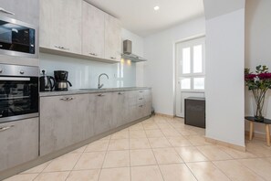 Microondas, horno, lavavajillas, cafetera/tetera