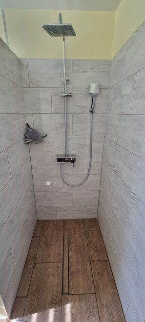 Een haardroger, handdoeken, zeep, toiletpapier