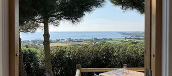 Luxurious Private Shepherd Hut - panoramic sea views!