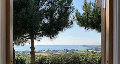 Cosy Shepherd Hut with wood burner and radiator - panoramic sea views!