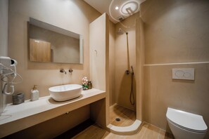 Een douche, een haardroger, handdoeken