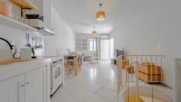 Fridge, microwave, oven, coffee/tea maker