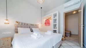 Un dormitorio moderno con una cama grande, estanterías empotradas y un vestidor.