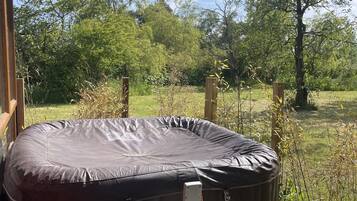 Cabin | Outdoor spa tub