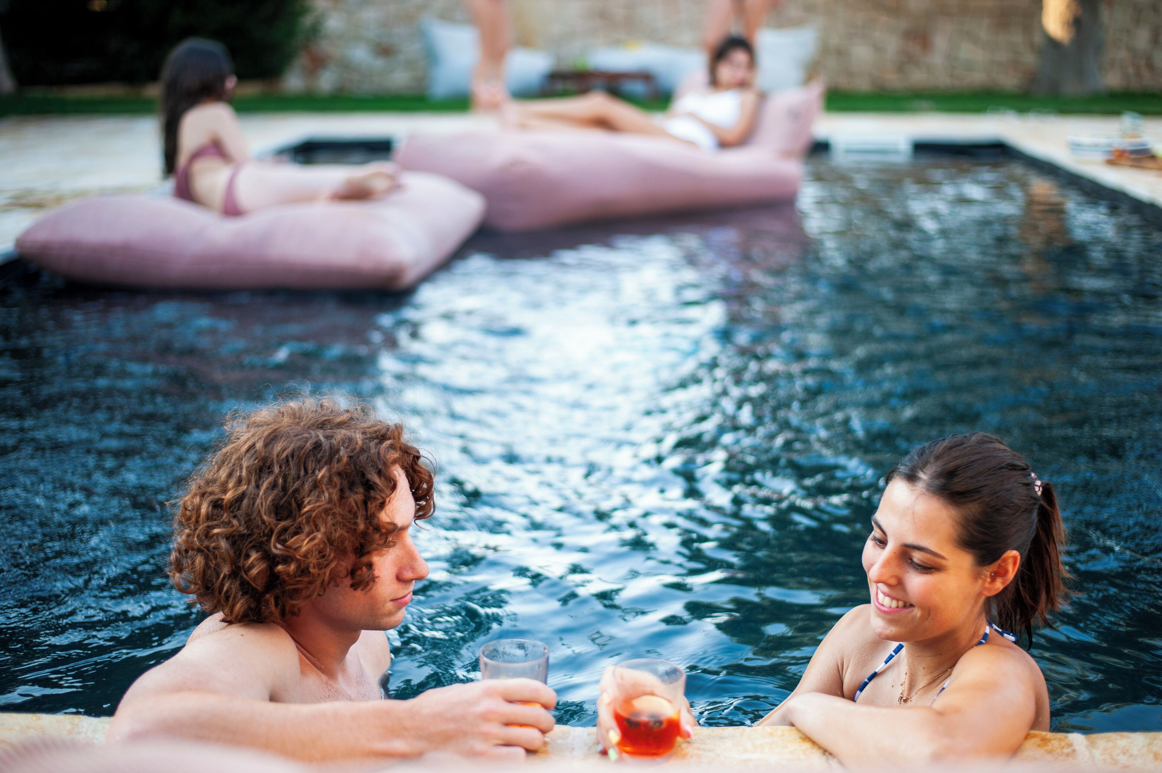 室外泳池；泳池傘、躺椅