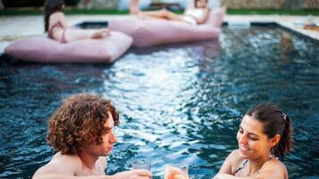 Piscine extérieure, parasols de plage, chaises longues