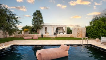 Außenpool, Sonnenschirme, Liegestühle