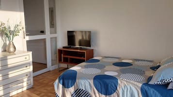 Planxa i posts de planxar, wifi gratuïta i roba de llit