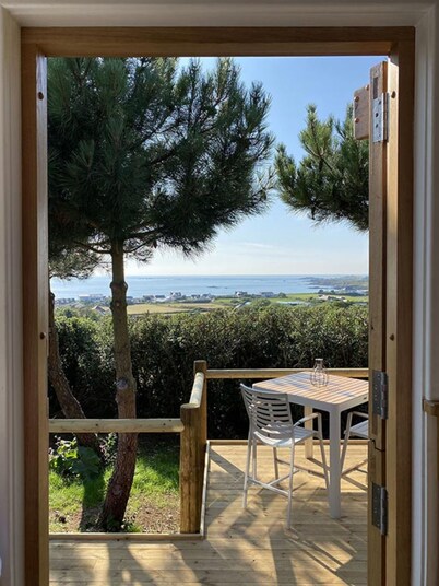 Seaside Bliss: Cosy Shepherd Hut with fire place, 10 mins from the beach