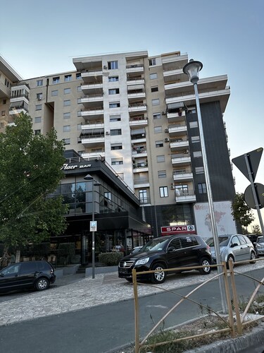 Entire apartment near lake and castle - couple/family friendly