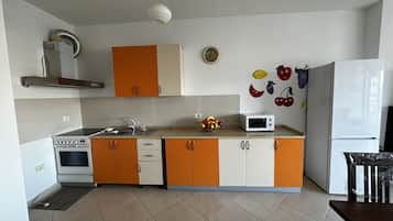 Frigorífico, microondas, horno y placa de cocina