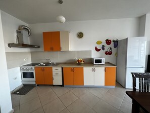 Køleskab, mikrobølgeovn, ovn, kogeplade