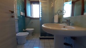 Ein Badezimmer mit Toilette, Waschbecken und Duschkabine.