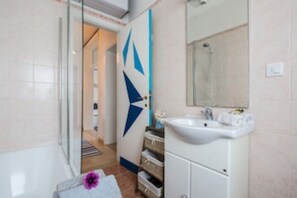 Sèche-cheveux, bidet, serviettes fournies, savon