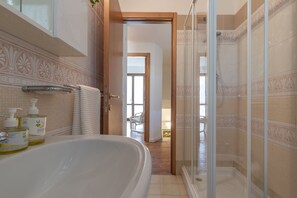 Een douche, een haardroger, een bidet, handdoeken