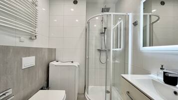 Comfort Apartment | Bathroom | Shower, hair dryer, towels, soap