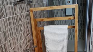 Douche, sĂšche-cheveux, bidet, serviettes fournies