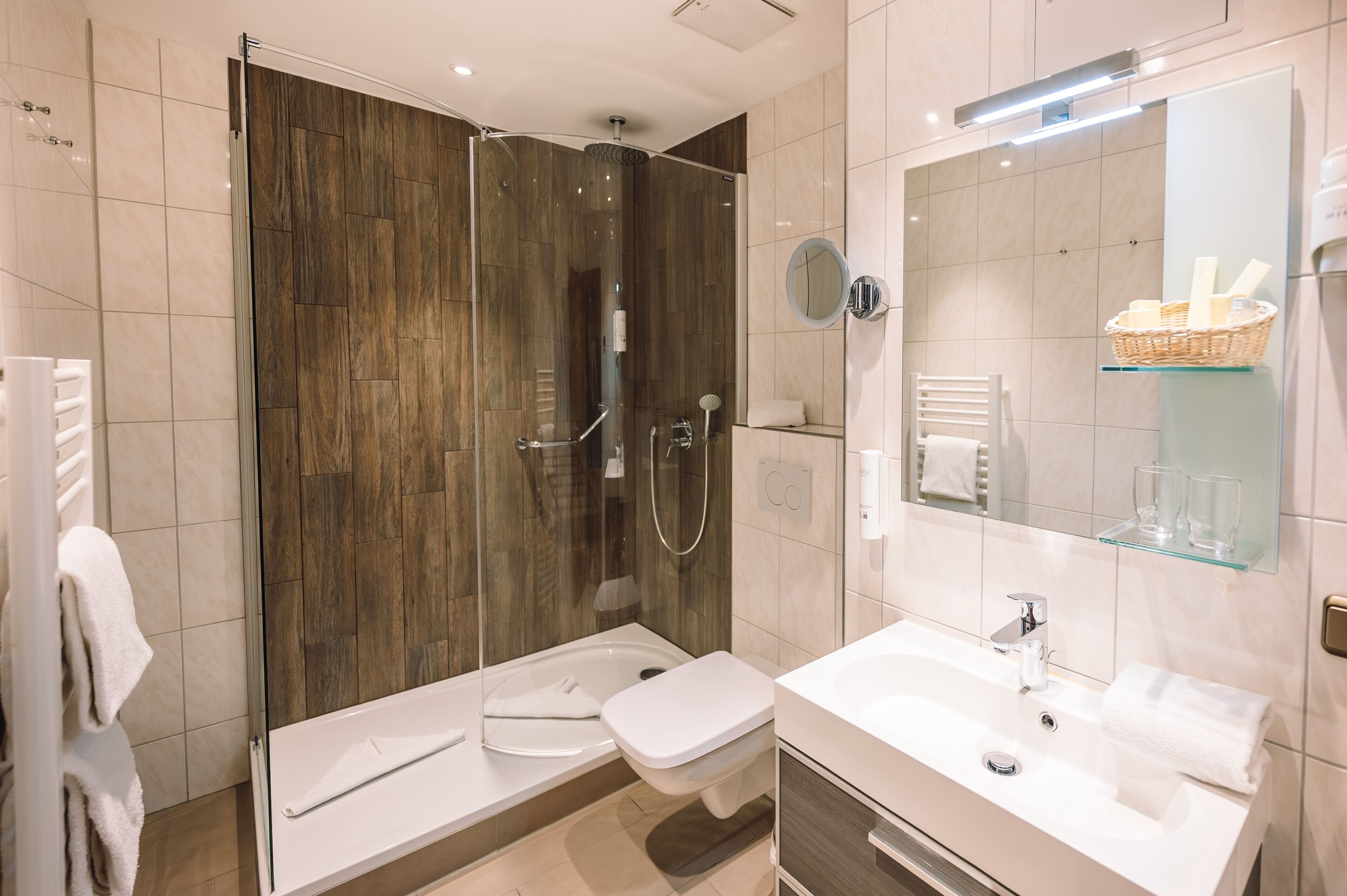 Phòng Suite Royal | Phòng tắm | Đồ dùng nhà tắm miễn phí, máy sấy tóc, áo choàng tắm 