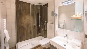 Phòng Suite Royal | Phòng tắm | Đồ dùng nhà tắm miễn phí, máy sấy tóc, áo choàng tắm