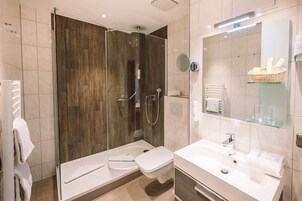 Royal-Suite | Badezimmer | Kostenlose Toilettenartikel, Haartrockner, Bademäntel, Hausschuhe